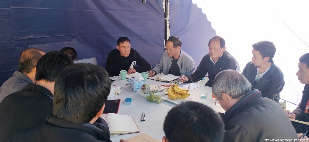 檢查驗(yàn)收組在駐地聽取項(xiàng)目情況匯報(bào)