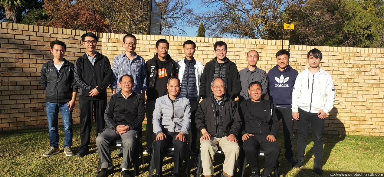 檢查驗(yàn)收組與項(xiàng)目組全體人員合影留念